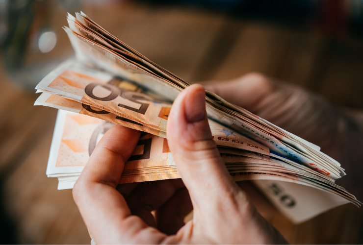 banconote da 50 euro nelle mani