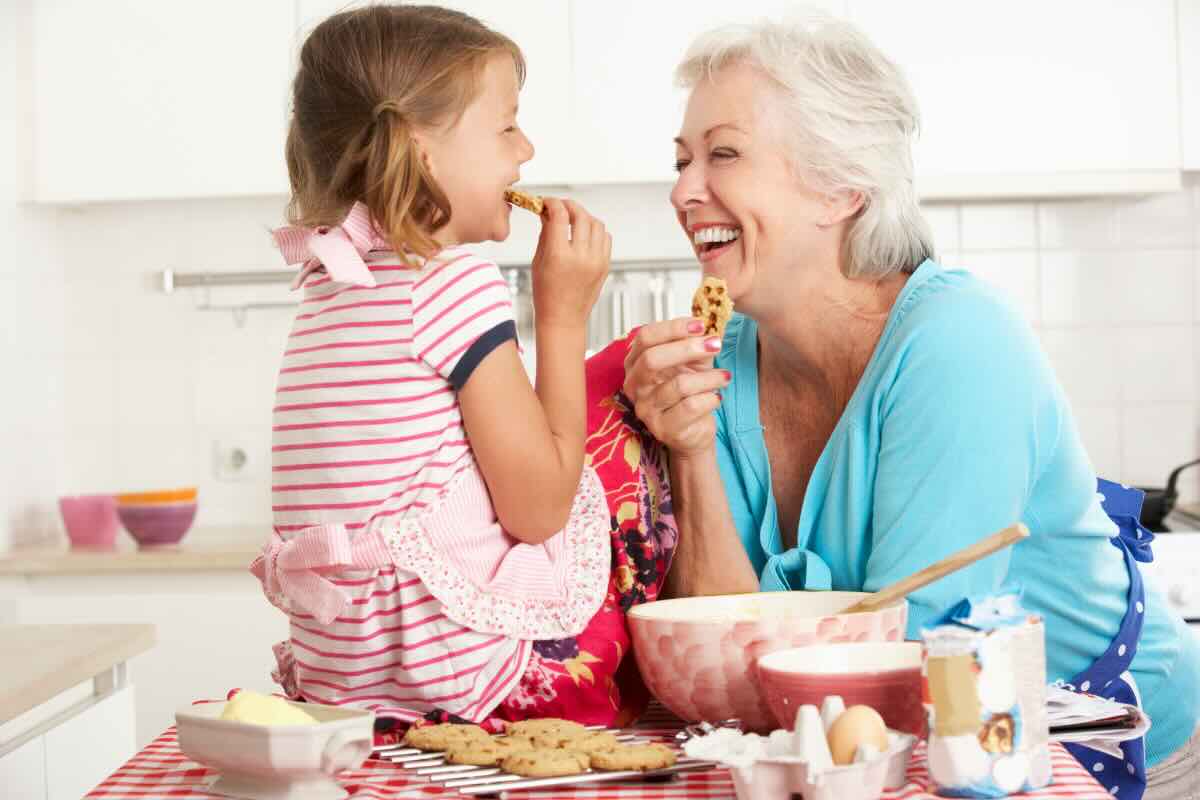 nonna e nipote che cucinano e mangiano 