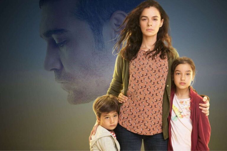 la protagonista con i due figli accanto